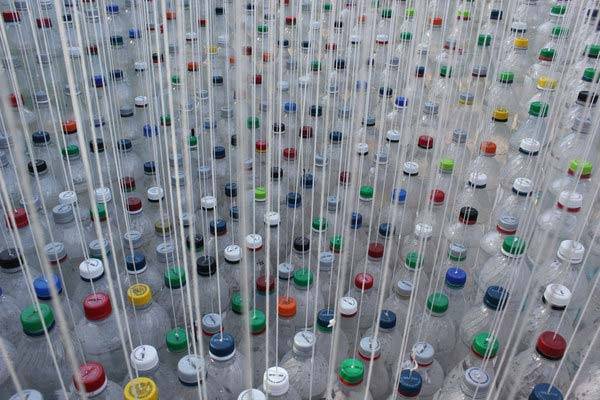 Украшения из пластиковых бутылок — оригинальные идеи декора на 122 фото!