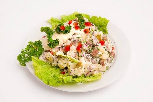 Рецепт лукового салата с добавлением разных ингредиентов