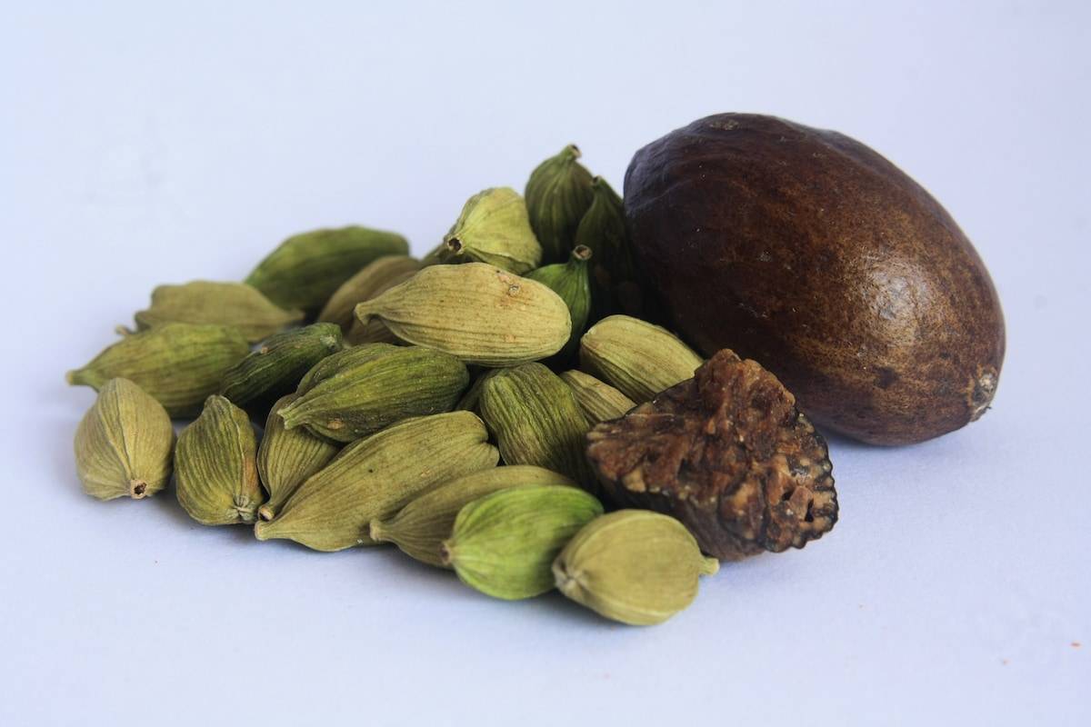 “кардамон: полезные свойства, применение в кулинарии и противопоказания к употреблению”