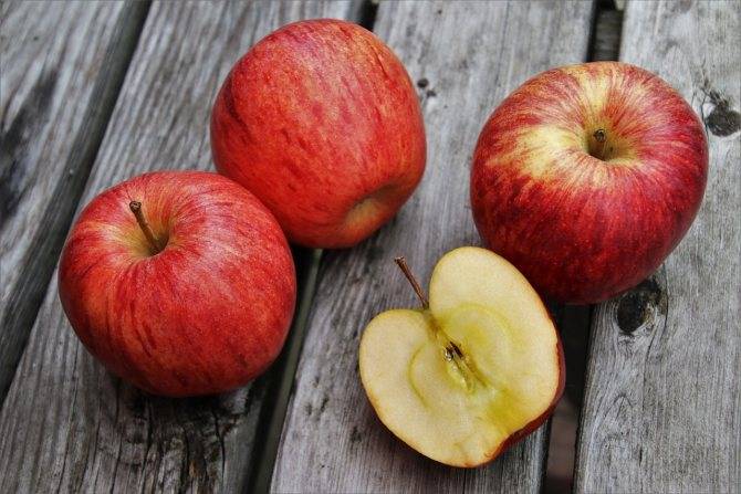 Можно ли заморозить яблоки на зиму в морозилке: как это сделать правильно, как и сколько хранить?