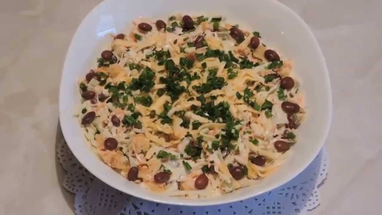 Салат с фасолью, сыром и сухариками