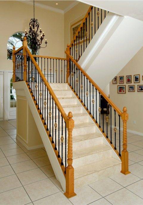 Как выбрать и установить поручни и перила для лестниц в частном доме?