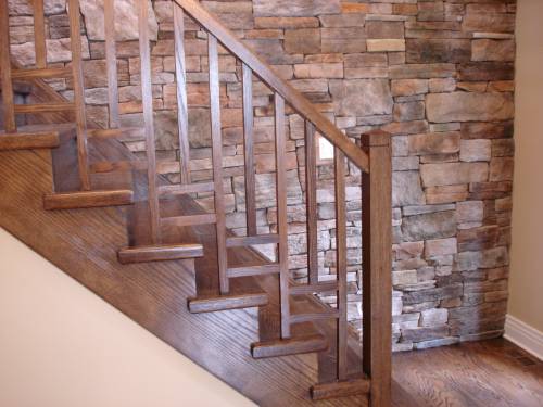 Высота перил лестницы: размеры. свойства деревянных, металлических, сборных ограждений