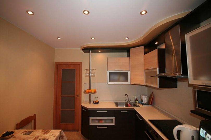 Правильная отделка потолка на кухне — залог уютного интерьера