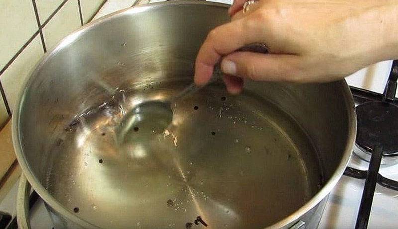 В кипящую воду можно налить растительное масло. Маринад в кастрюле. Кипятить готовка. Вскипятить воду в кастрюле. Налить воду в кастрюлю.