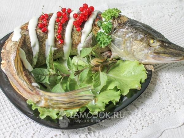 Щука запеченная в духовке со сметаной и овощами