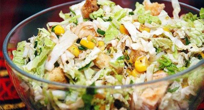 Салат с пекинской капустой курицей и сухариками