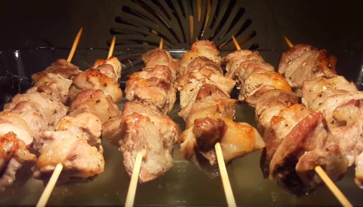 Рецепт шашлыка из свинины в духовке на луковой подушке: фото пошаговое и видео-рецепт