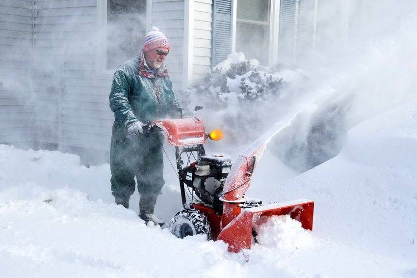 Какая снегоуборочная техника для дома и дачи подойдет лучше всего