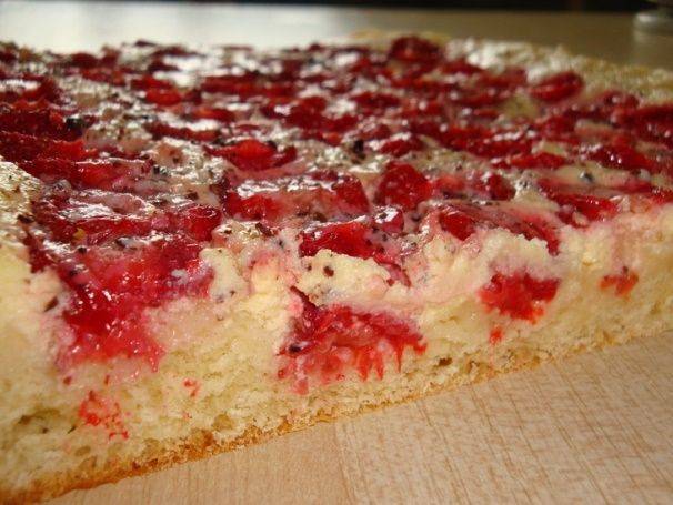 Клубничный пирог в мультиварке: вкусная выпечка из любимых ягод