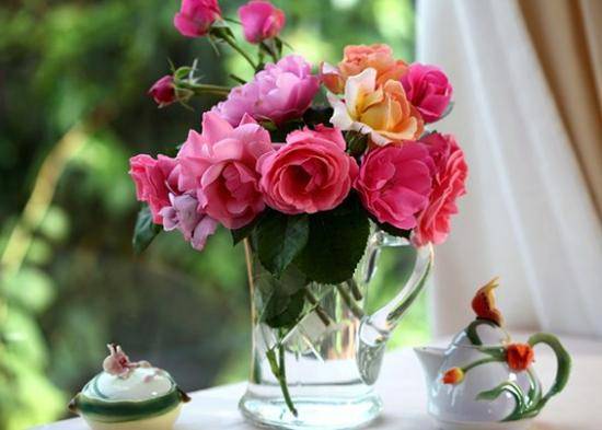 Как сохранить розы в вазе: что добавить в воду, чтобы цветы простояли дольше