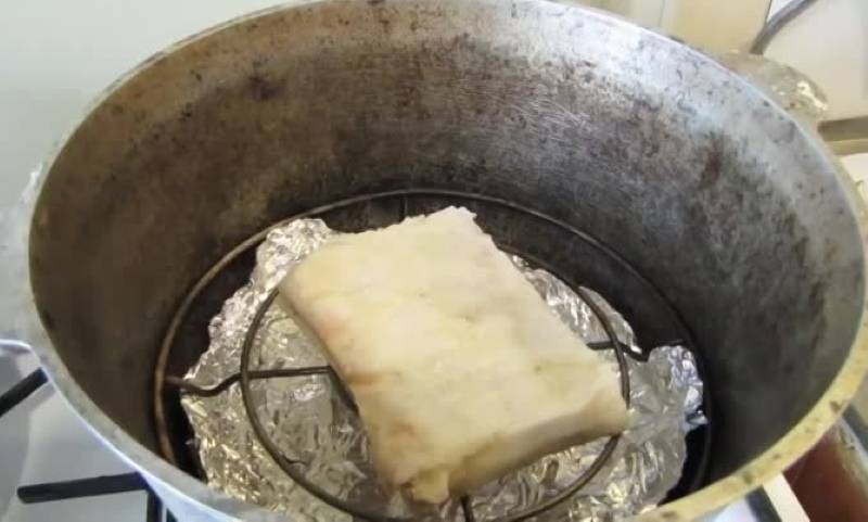 Как приготовить вкуснейшее варено-копченое сало в домашних условиях