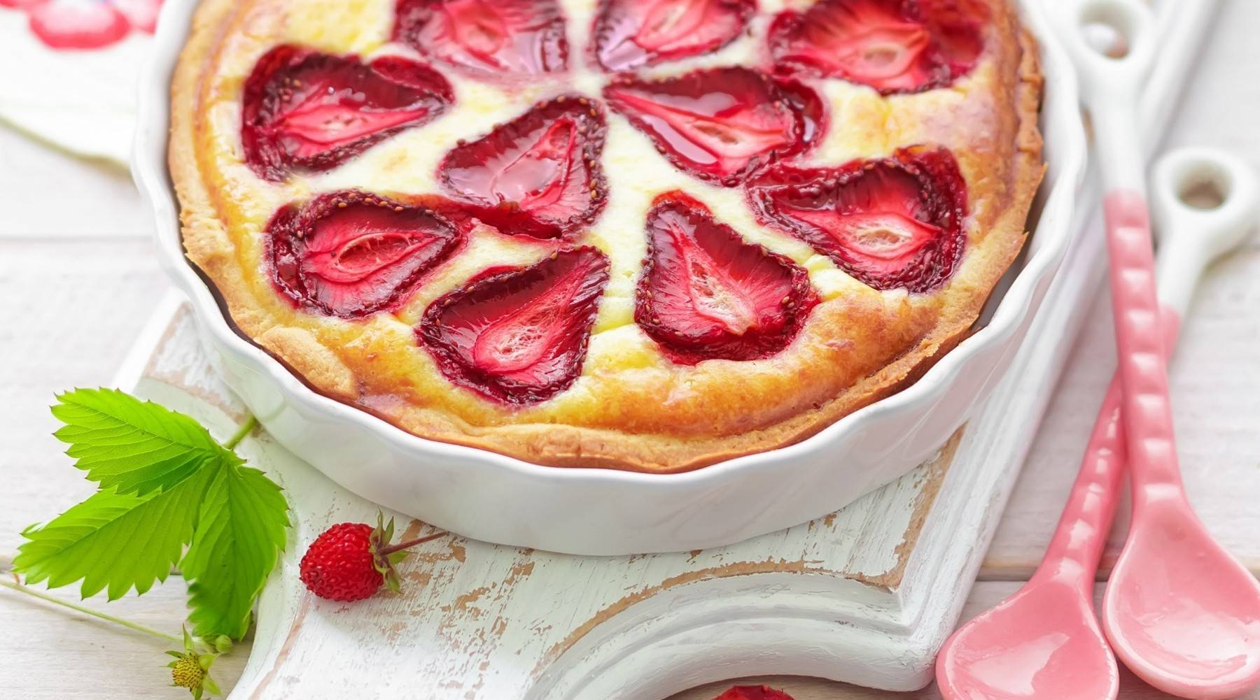 Рецепты клубничных пирогов со свежей или замороженной ягодой