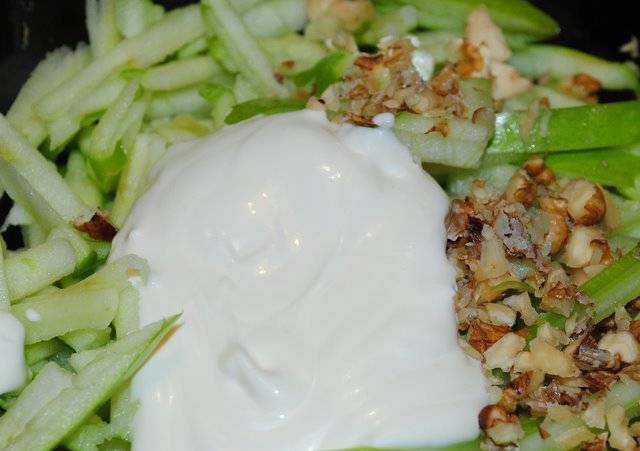 Салат из сельдерея — пошаговый рецепт с добавлением грецкого ореха, видео