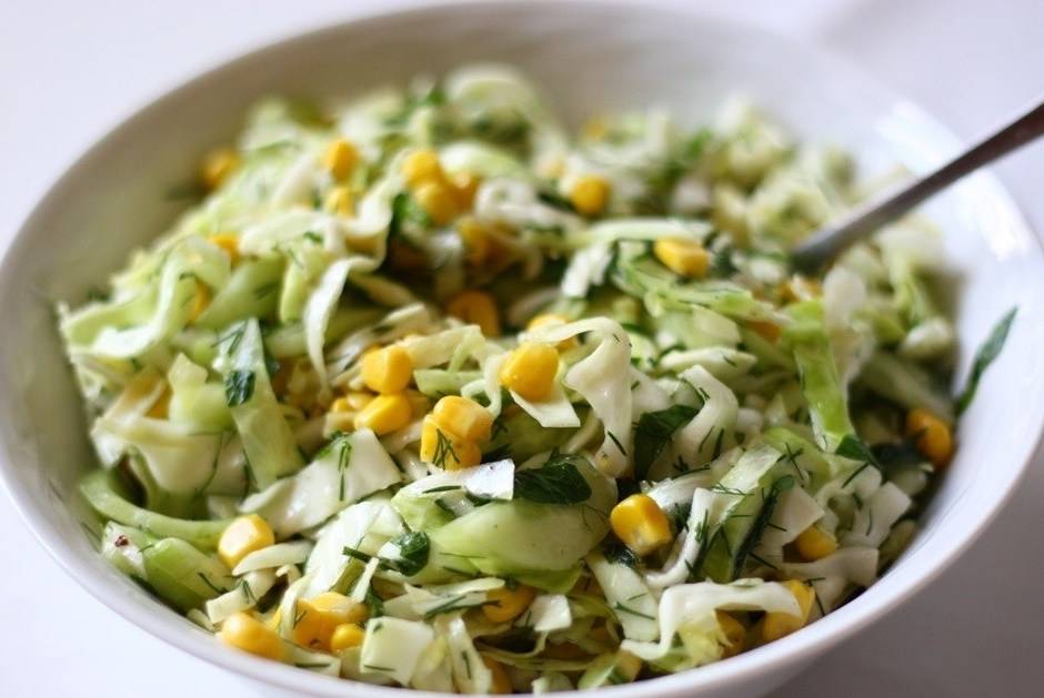 Салат с кукурузой — простые и легкие рецепты кукурузных салатов