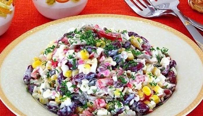 Как приготовить салат с фасолью и сухариками: «хрустящие» рецепты с майонезом и диетические варианты