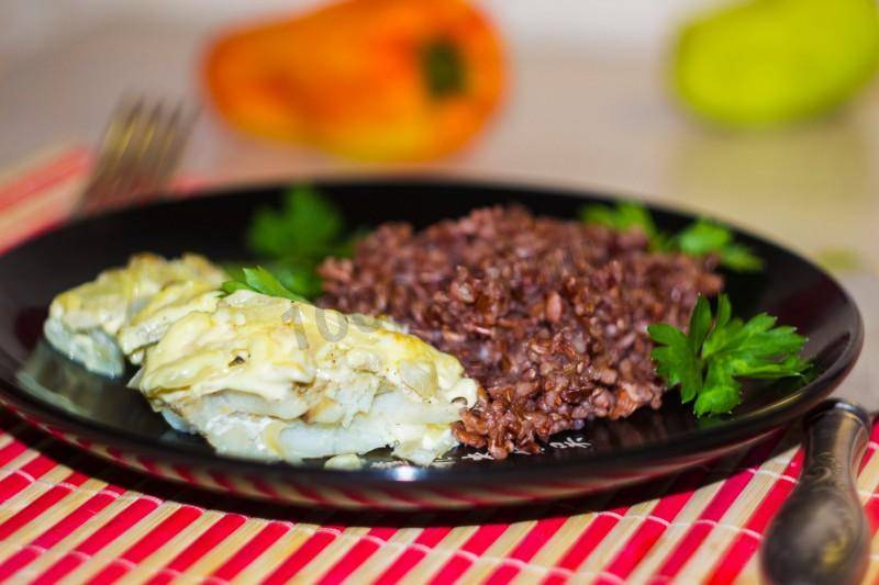 Минтай, запеченный с луком и морковкой в духовке — лучшие рецепты