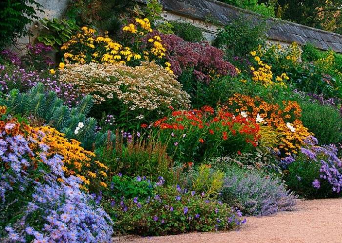 Английский цветник — роскошный вид в саду круглый год