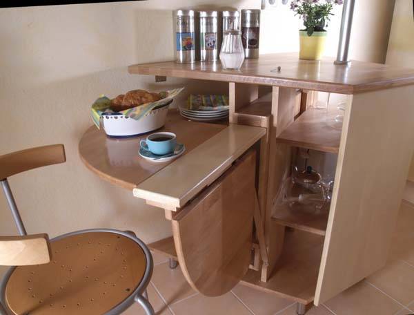 Обеденный стол для маленькой кухни