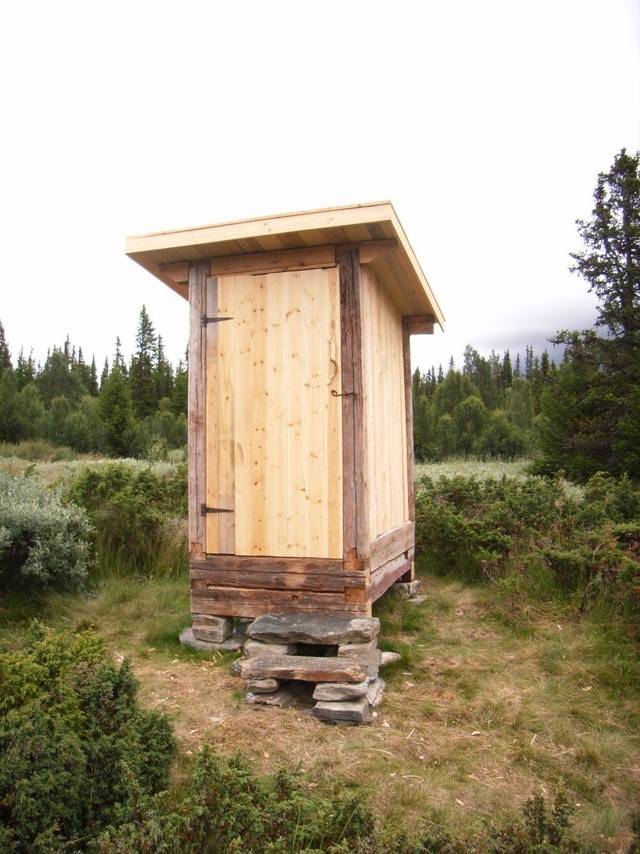 Как сделать деревянный туалет на даче: строительные нормы + пример устройства