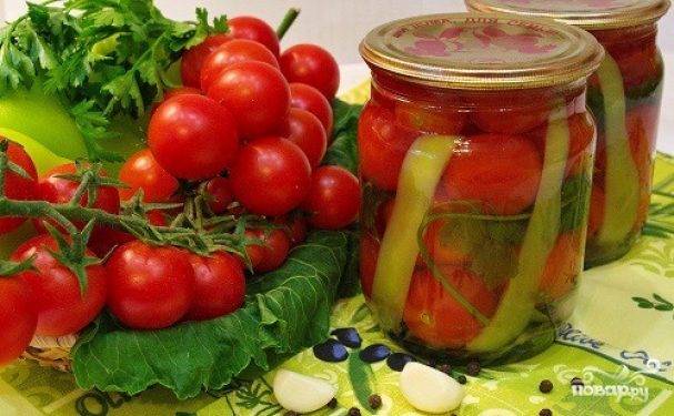 Салат с моцареллой, рукколой и помидорами черри