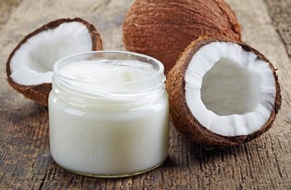 Кокосовое масло на столе: поможет ли калорийный продукт похудеть?