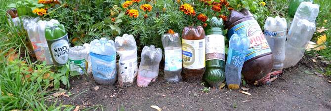 Клумба из бутылок — пошаговая инструкция как сделать из пластиковых бутылок простую и эффектную клумбу (115 фото)