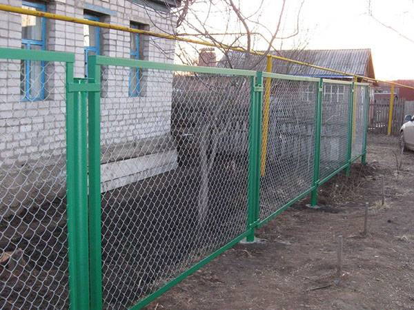 Забор из сетки рабицы своими руками для дачного участка, видео