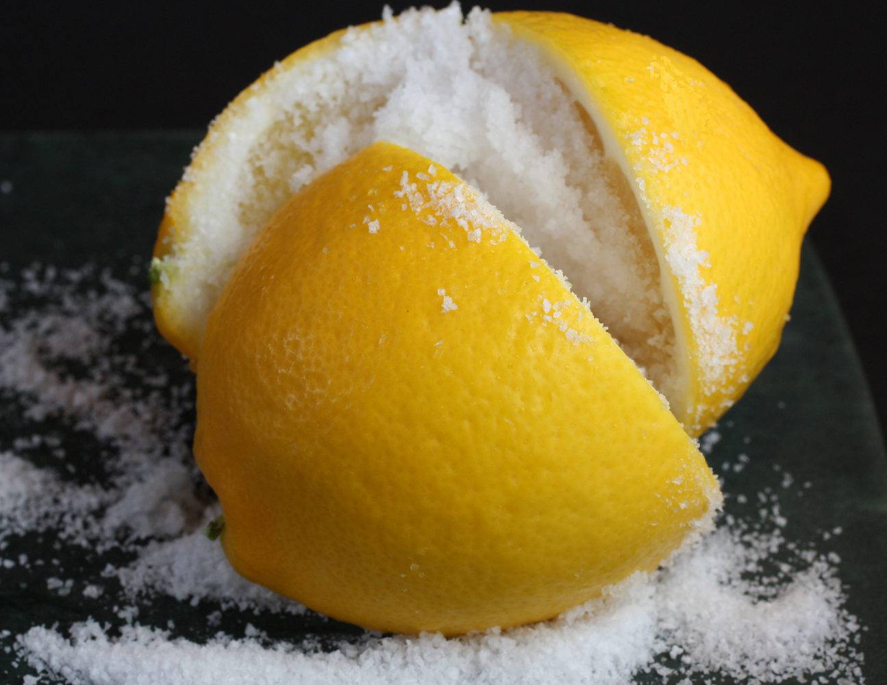 Вода с лимоном с утра натощак: польза и вред, как правильно употреблять
