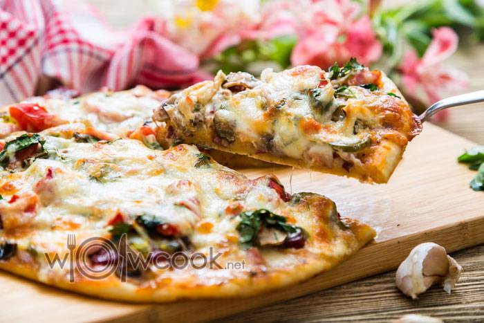 Пицца к пиву с сыром, колбасой и грибами