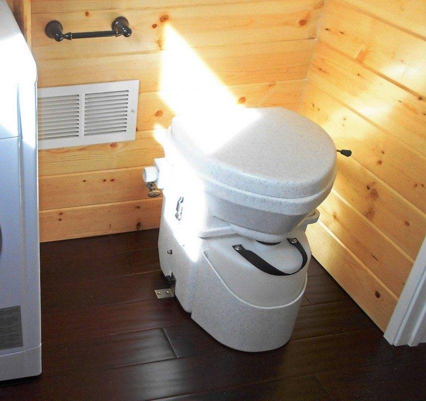 Как выбрать биотуалет для частного дома: от компоста до электричества