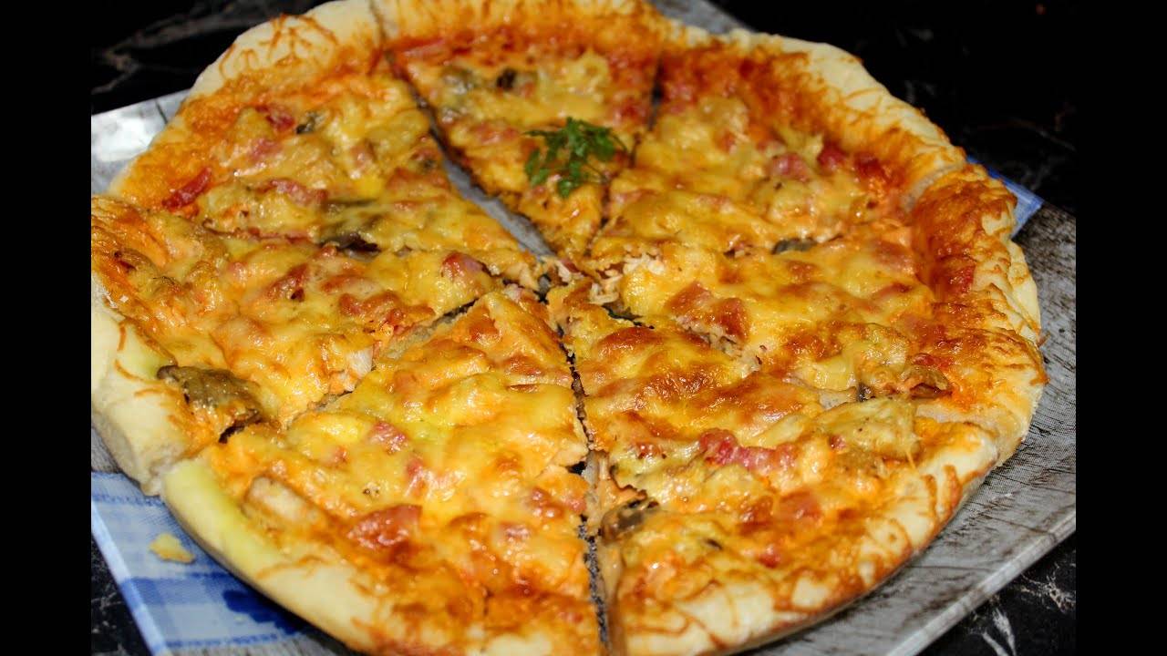 Пицца с шампиньонами колбасой и сыром в духовке