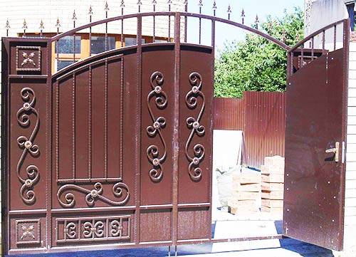 Как выбрать ворота с калиткой для дачи и частного дома — познаем главное