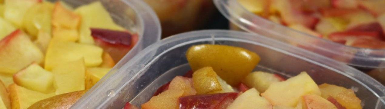Как правильно заморозить яблоки на зиму в домашних условиях в морозилке и правила хранения фруктов