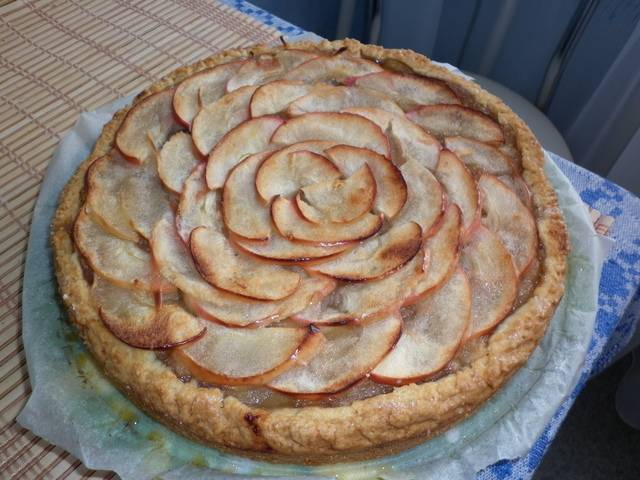 Пирог с яблоками и пудингом