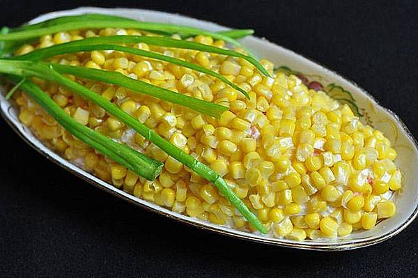 10 простых салатов с консервированной кукурузой на праздник и на каждый день