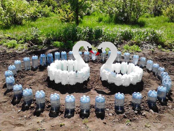Клумбы из бутылок своими руками: как можно применить пластик в саду?