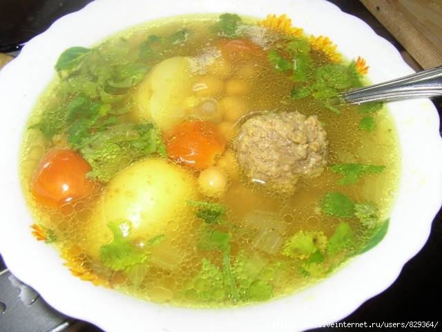 Любимое блюдо азиатских народов — суп с алычой и бараниной