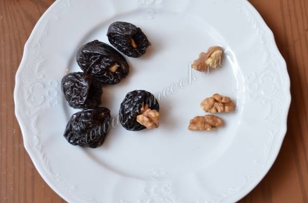 Десерт чернослив с грецким орехом в сметане