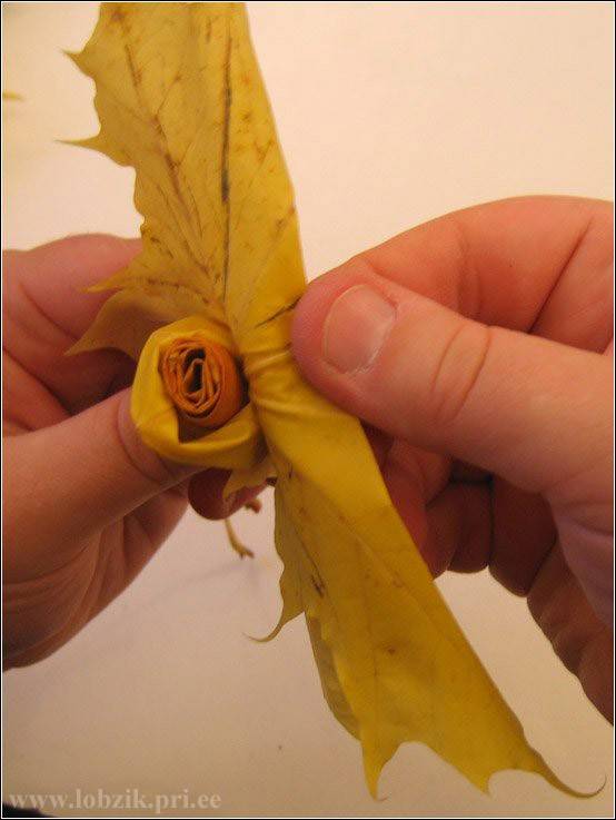 Описание осеннего букета роз из листьев