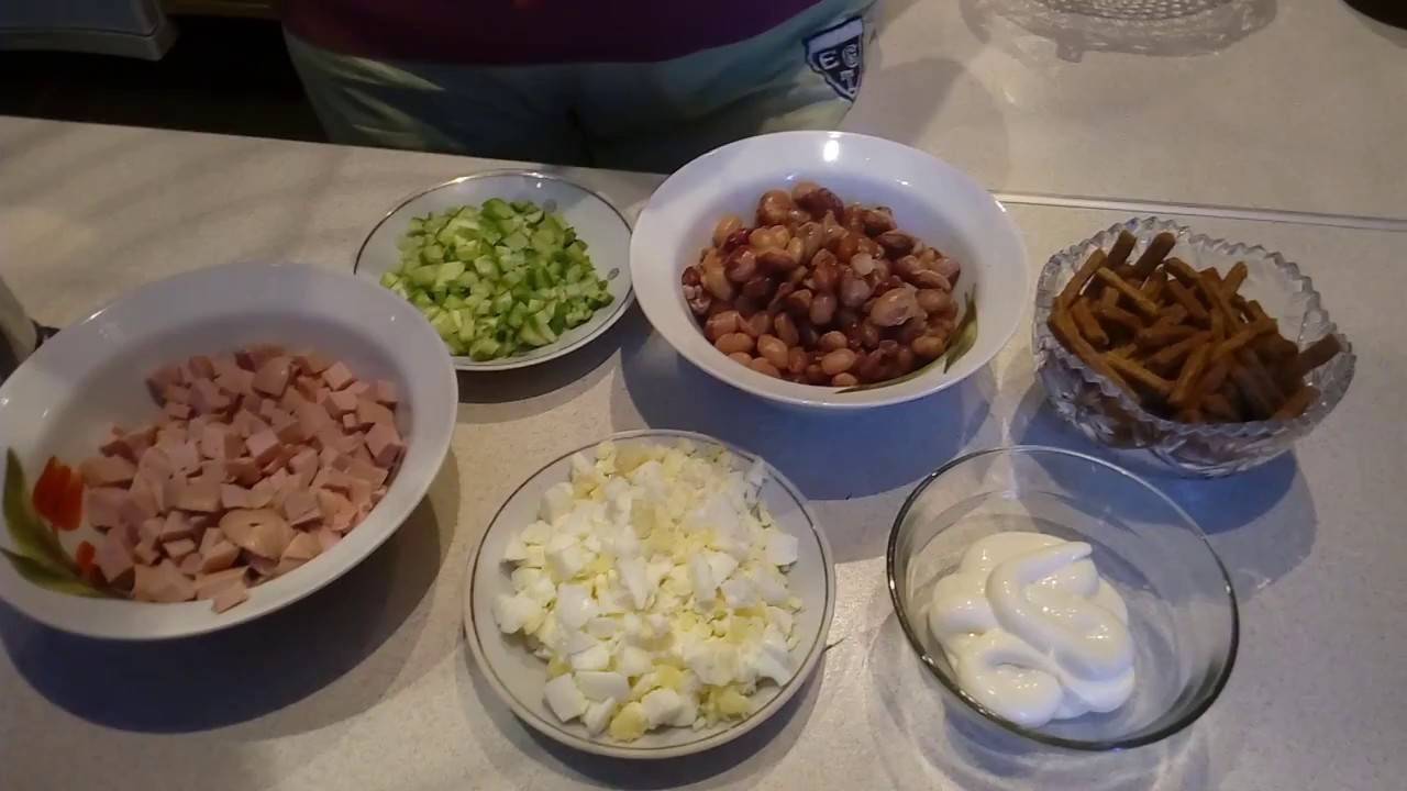 Салат с красной фасолью и сухариками рецепт с фото