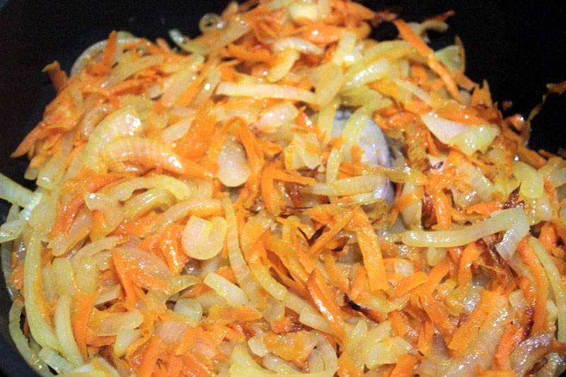 Салат минтай и лук. Тушёная рыба с морковкой и луком. Рыба на сковородке с луком и морковью. Рыба с морковью и луком на сковороде. Минтай с морковкой и луком.