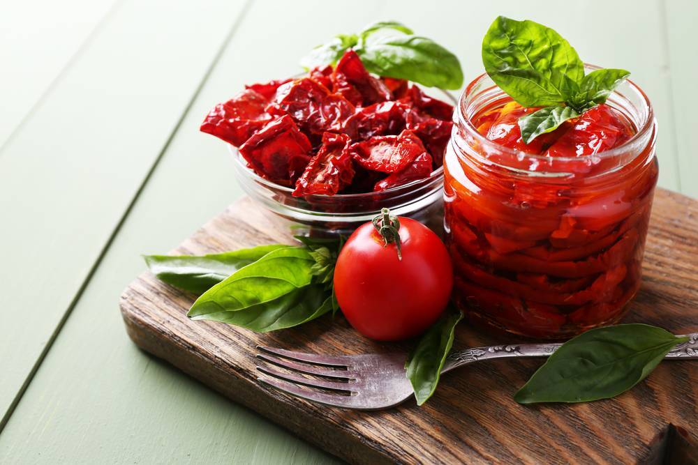 Шикарные вяленые помидоры — быстрый рецепт в духовке! пряные травы, чеснок и масло — итальянский вариант.