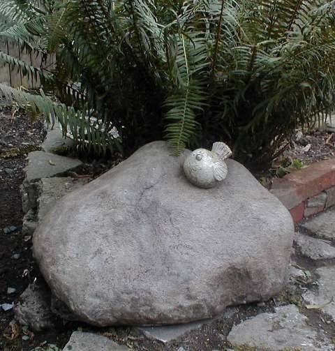 Искусственные камни и скульптуры из бетона на даче и в саду
