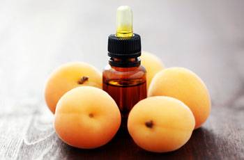 Уход за младенцем: пошаговая инструкция по применению персикового масла для новорожденного и советы по выбору