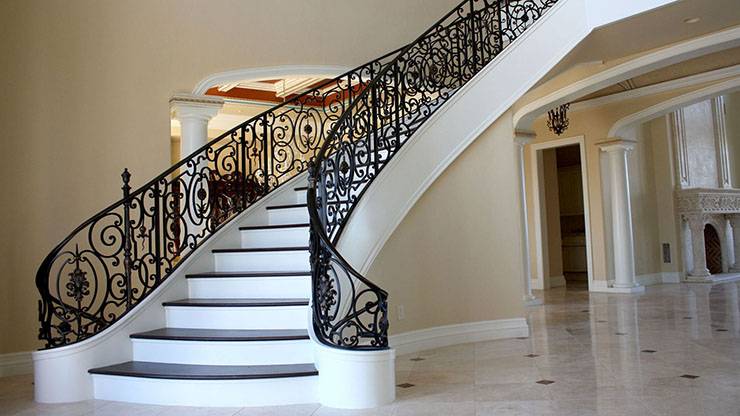 Незаменимый атрибут интерьера частного дома — лестница на второй этаж