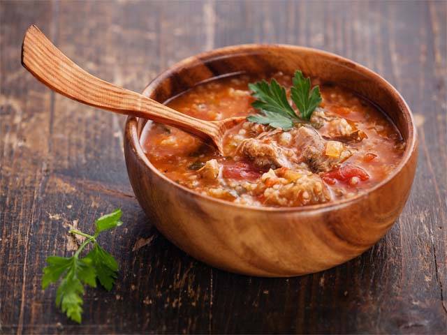 Любимое блюдо азиатских народов — суп с алычой и бараниной