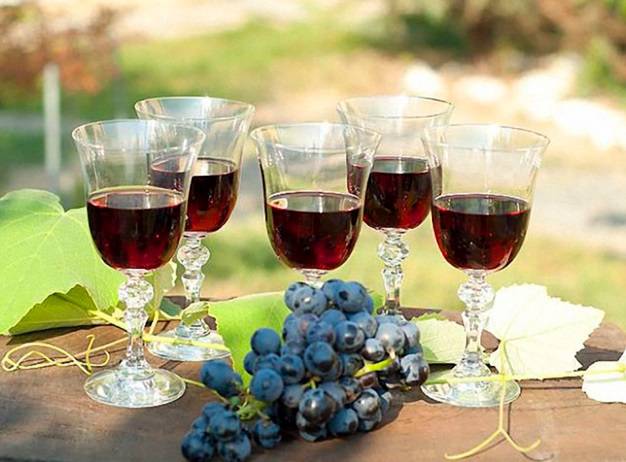 Белое и красное вино из винограда изабелла