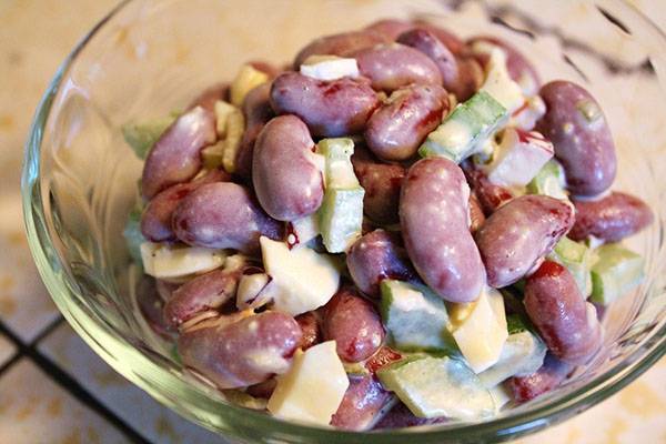 Пошаговый рецепт приготовления салата с фасолью и сухариками