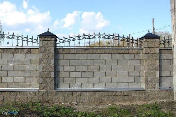 Как самостоятельно изготовить забор из бетона
